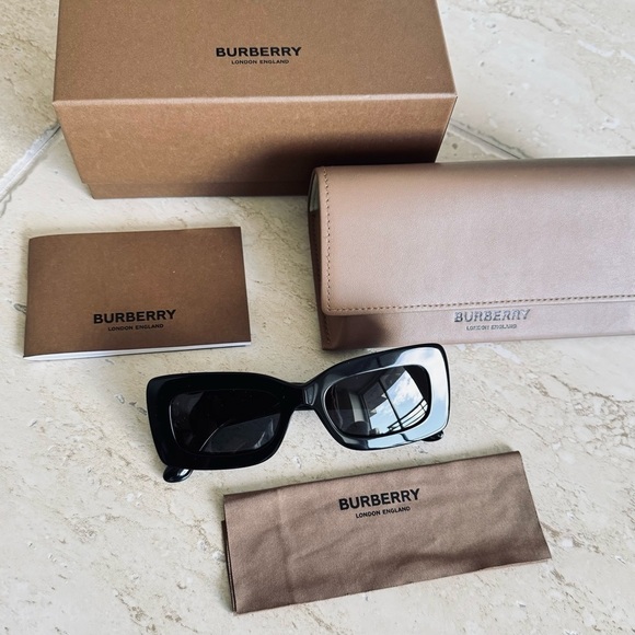 BURBERRY Sunglasses, B4243 3001/87, Authentic with tags - Picture 1 of 11